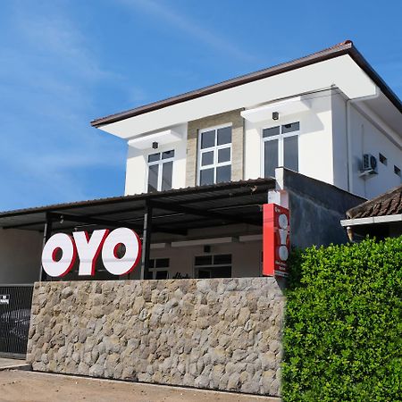 Super Oyo 995 Alice'S Homestay Syariah Jember Exterior photo