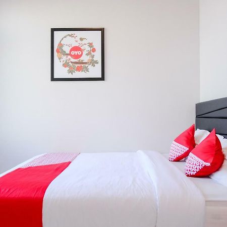 Super Oyo 995 Alice'S Homestay Syariah Jember Exterior photo