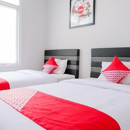 Super Oyo 995 Alice'S Homestay Syariah Jember Exterior photo