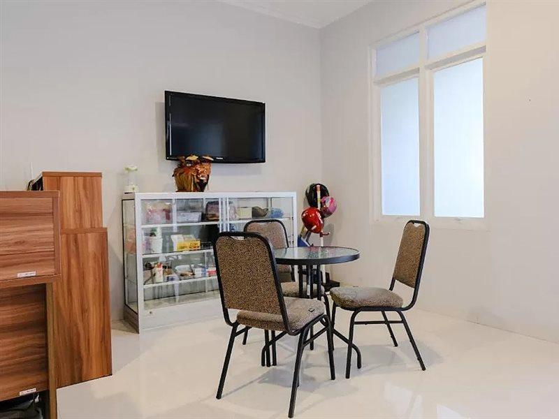Super Oyo 995 Alice'S Homestay Syariah Jember Exterior photo
