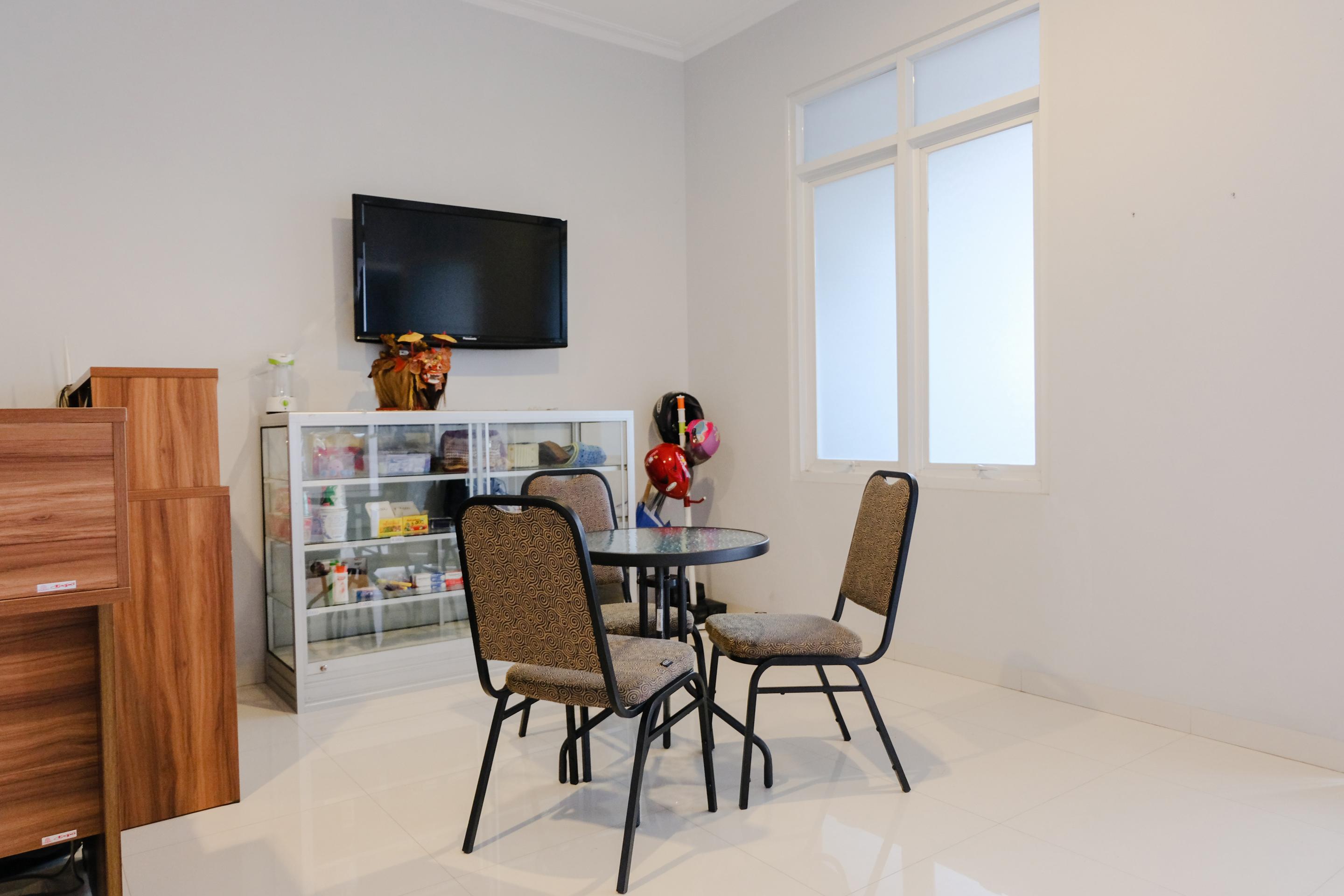 Super Oyo 995 Alice'S Homestay Syariah Jember Exterior photo